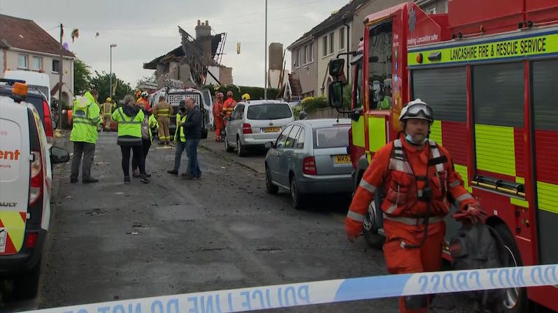 Při výbuchu v Anglii zemřelo dítě, exploze rozmetala několik domů